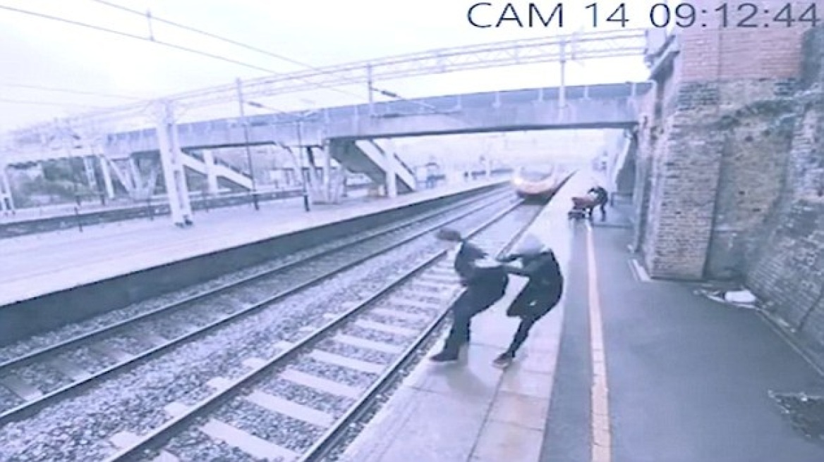 Βίντεο: Γυναίκα σώζει έναν άνδρα λίγο πριν αυτοκτονήσει στις γραμμές του τρένου